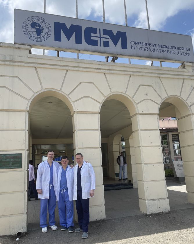 
Santaros klinikų vaikų ortopedas traumatologas dr. Giedrius Bernotavičius apie savanorystę Etiopijoje: neįtikėtinų stuburo deformacijų operacijos, jų laukianti virš 1000 pacientų eilė ir neįprastas vardas „doctor G“                