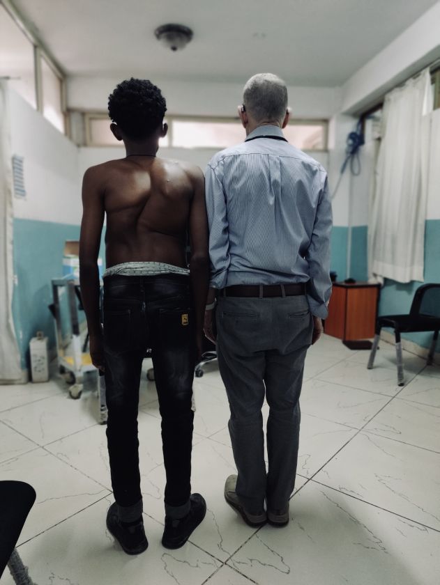 
Santaros klinikų vaikų ortopedas traumatologas dr. Giedrius Bernotavičius apie savanorystę Etiopijoje: neįtikėtinų stuburo deformacijų operacijos, jų laukianti virš 1000 pacientų eilė ir neįprastas vardas „doctor G“                