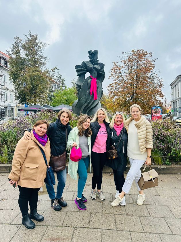 
Kovos su krūties vėžiu mėnuo – rožine spalva pasipuošė 6 žymūs sostinės paminklai                