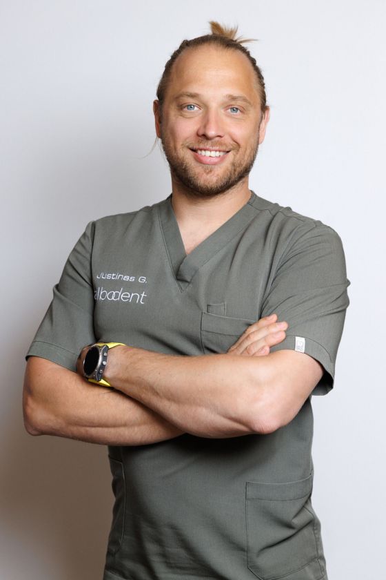 Inovacijos ir ilgaamžiškumas odontologijoje: kaip pažangios technologijos keičia dantų atkūrimą